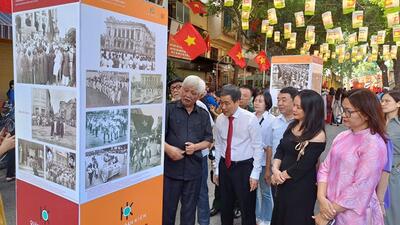 Nhân kỷ niệm 70 năm Ngày Giải phóng Thủ đô và 25 năm Hà Nội được UNESCO vinh danh “Thành phố Vì hòa bình”, từ ngày 4-13/10, tại không gian bích họa phố Phùng Hưng, UBND quận Hoàn Kiếm tổ chức chương trình “Ký ức Hà Nội - 70 năm” nhằm tái hiện không gian Hà Nội giai đoạn 1947-1954.