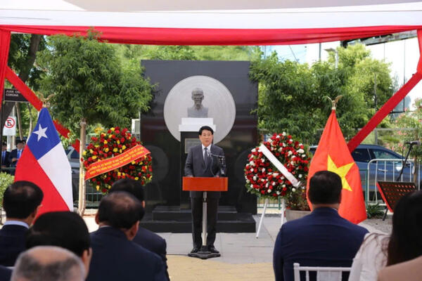 Chủ tịch nước Lương Cường dâng hoa tại Tượng đài Chủ tịch Hồ Chí Minh ở Chile